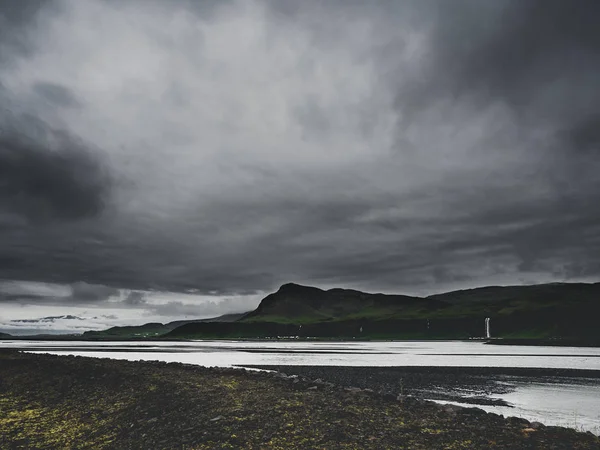 Paysage sombre avec rivière et montagnes en Islande — Photo de stock