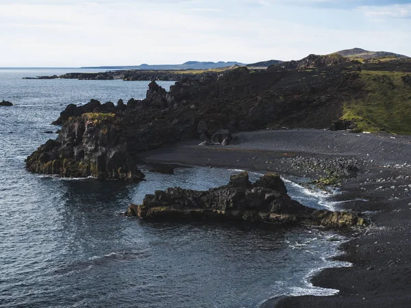 Vista panorámica de la costa con acantilados oscuros, Dritvik Djupalonssandur, Islandia - foto de stock