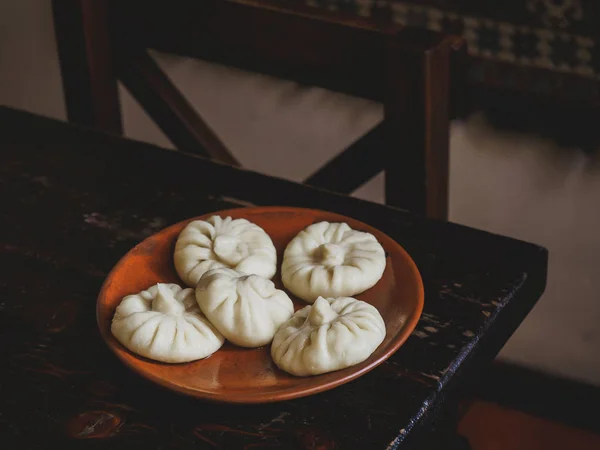 Vue rapprochée de khinkali géorgien traditionnel sur plaque — Photo de stock