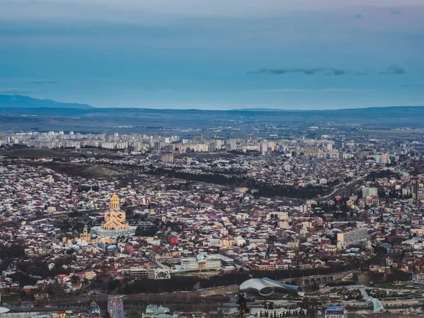 Vista aérea de la ciudad en Georgia y el cielo al atardecer - foto de stock