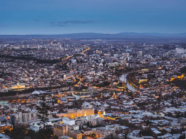 Vue aérienne de la ville en Géorgie et ciel au coucher du soleil — Photo de stock