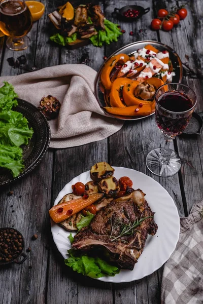 Zár Megjelöl Szemcsésedik Ízletes Steak Grillezett Zöldség Szürke Fából Készült — Stock Fotó