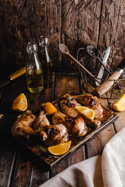 Tasty Grilled Chicken Legs Slices Orange — Stock Photo, Image