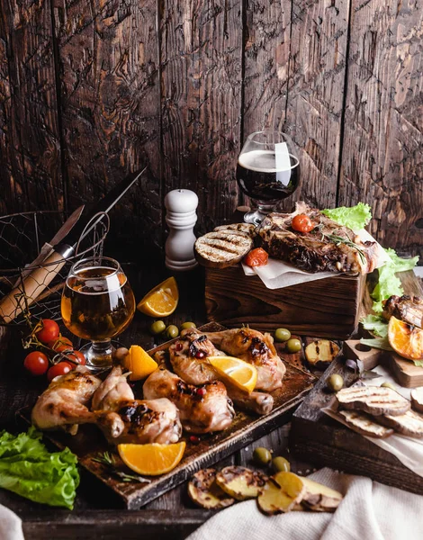 Deliciosa Carne Grelhada Com Legumes Cerveja Fundo Madeira — Fotografia de Stock