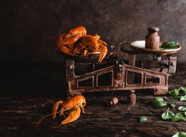 lezzetli ıstakoz yakından görmek vintage üzerinde ölçekler ve rustik ahşap masaya fesleğen yaprağı 