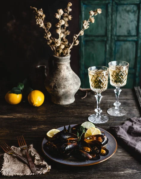 Cooked Mussels Shells Served Plate Two Glasses White Wine Wooden — Stock Photo, Image