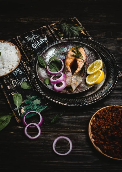 Filete Salmón Horno Con Limón Cebolla Bandeja Metal Rústico Con —  Fotos de Stock