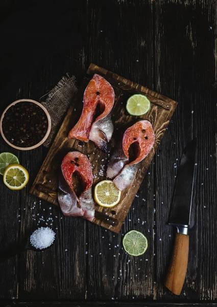 Ovanifrån Färsk Skivad Röd Fisk Med Kryddor Och Skivor Citrusfrukter — Stockfoto