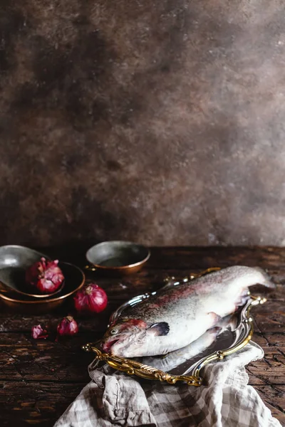 Vue Rapprochée Poisson Cru Frais Sur Assiette Vintage Des Oignons — Photo