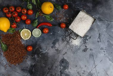 Konteyner, baharatlar ve sebzeler çiğ pirinç üstten görünüm çizilmiş gri yüzeyi