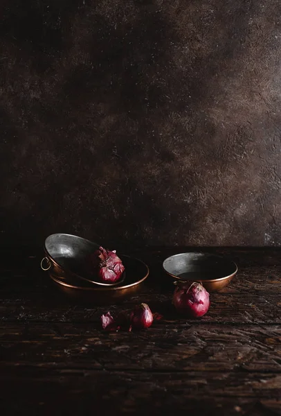 素朴な木製のテーブルの赤玉ねぎとビンテージ食器のクローズ アップ ビュー — ストック写真