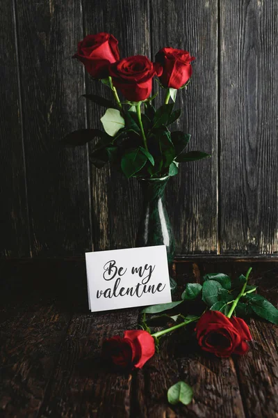 Rote Rosen Der Vase Und Meine Valentinskarte Auf Schäbigem Holzgrund — Stockfoto