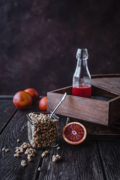 Nahaufnahme Von Müsli Und Frischen Granatäpfeln Auf Hölzerner Tischplatte — Stockfoto