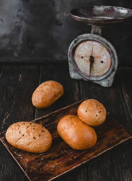 ekmek ve ahşap yüzey üzerinde eski moda ölçekler görünümünü yakından loafs