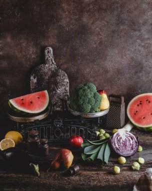 kesme tahtası, rende, ölçekler, farklı meyve ve sebze rustik ahşap masa üzerinde