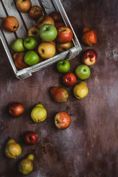 木の表面にりんごと梨とボックスのトップ ビュー — ストック写真