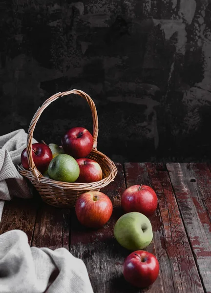 Korg och äpplen — Stockfoto