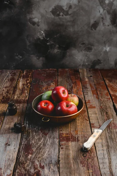 Apples and knife — Free Stock Photo