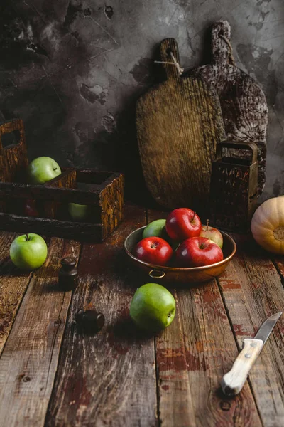 おろし金 木製のテーブルの板 カボチャ リンゴとナイフとプレートを切断  — 無料ストックフォト