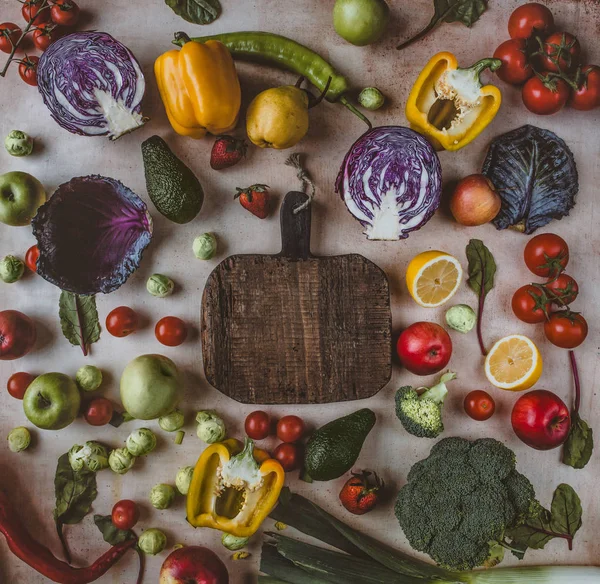 Placa de corte com legumes — Fotografia de Stock