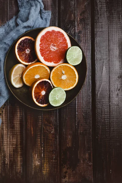 木製のテーブルにオレンジ グレープ フルーツ ライム ブラッド オレンジ レモン プレート キッチン タオルででき上がったのトップ — ストック写真