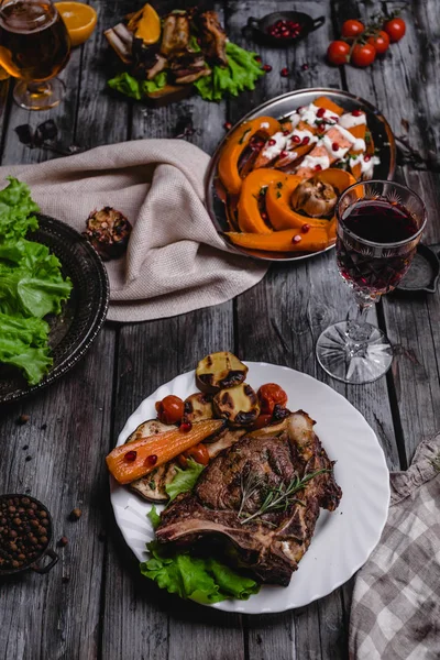 Primo piano di gustosa bistecca alla griglia con verdure su tavolo di legno grigio — Foto stock