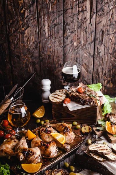 Вкусное мясо на гриле с овощами и пивом — стоковое фото
