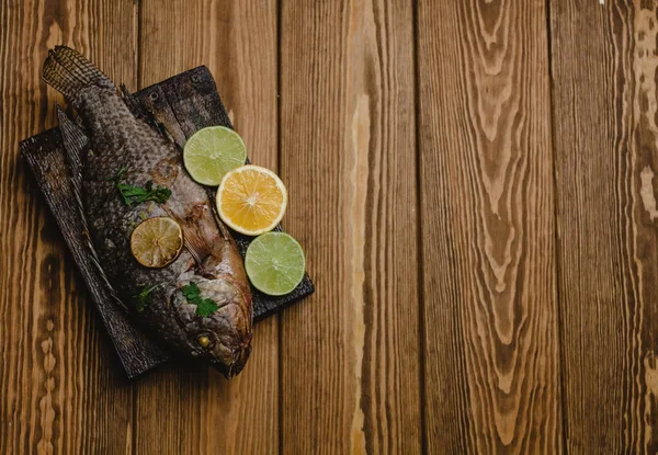 Pescado al horno - foto de stock