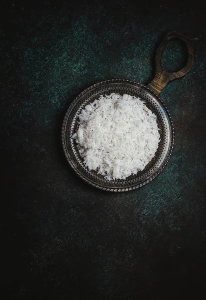 Вид зверху на варений білий рис на сільському металевому лотку на темному столі — стокове фото