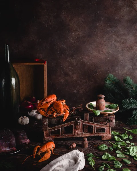 Vue rapprochée du poisson cru frais et des homards sur écailles vintage avec herbes, légumes et branches de sapin — Photo de stock