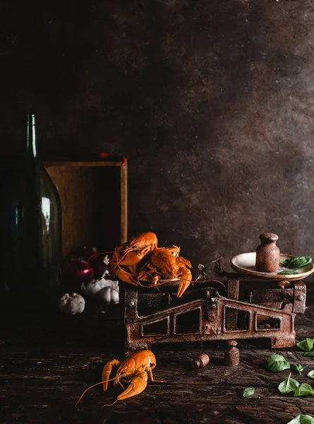 Homards gourmands sur écailles vintage et feuilles de basilic sur plateau rustique — Photo de stock