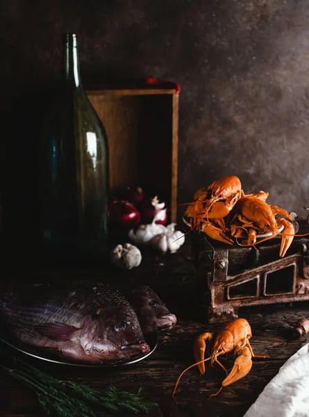 Primo piano vista di pesce fresco crudo e aragoste su scale d'epoca — Foto stock