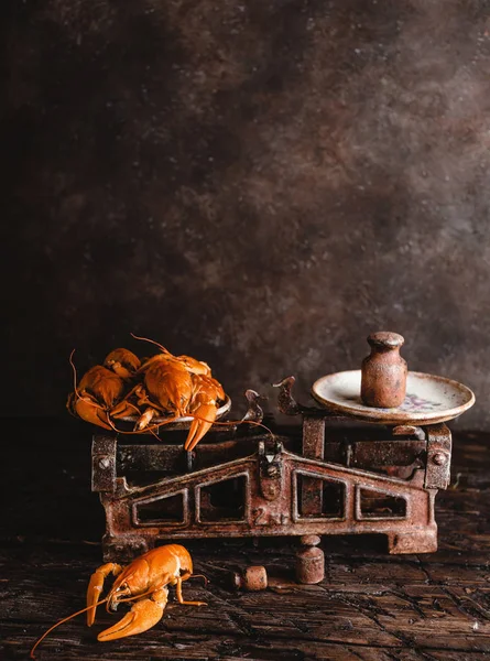 Vista de cerca de deliciosas langostas en escamas vintage en la mesa rústica - foto de stock