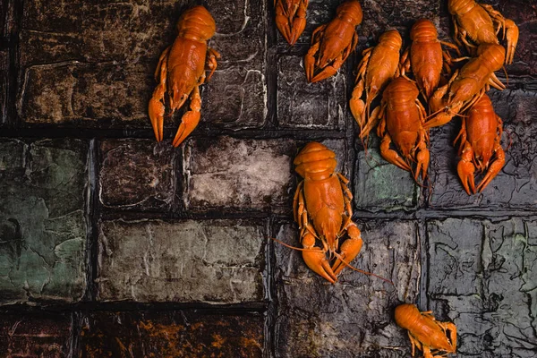 Vista superior de deliciosas langostas en la superficie de la pared de ladrillo - foto de stock