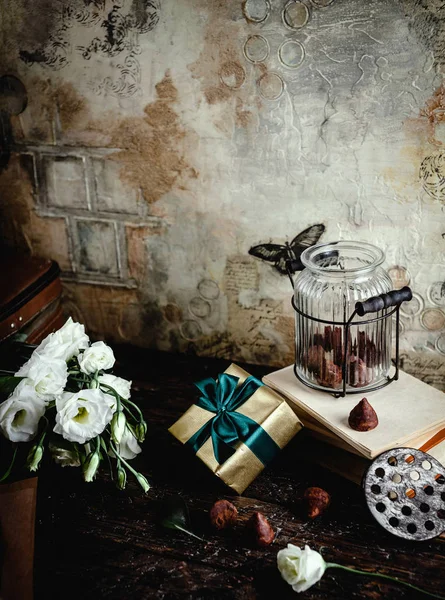 Flores eustoma, presente e frasco de vidro com doces de chocolate para dia dos namorados — Fotografia de Stock