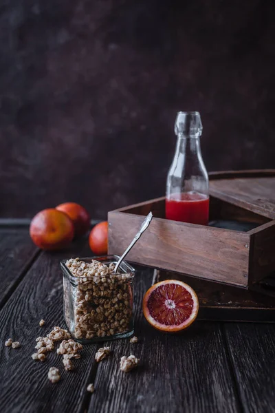 Vista de perto de granola e romãs frescas fruta no tampo de madeira — Fotografia de Stock