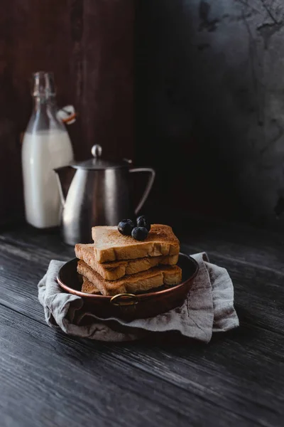 Toasts mit Blaubeeren — Stockfoto
