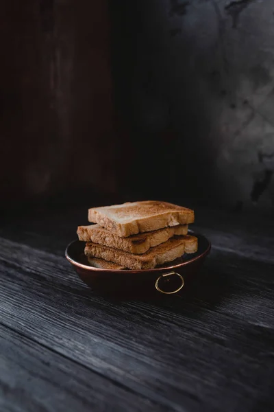 Закрыть вид на тосты на тарелке на деревянной столешнице — стоковое фото