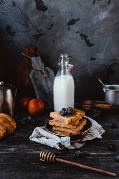 Leche y tostadas - foto de stock