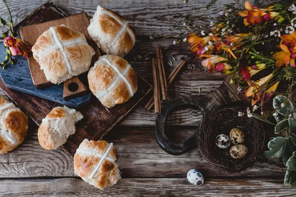 Bollos cruzados calientes — Stock Photo