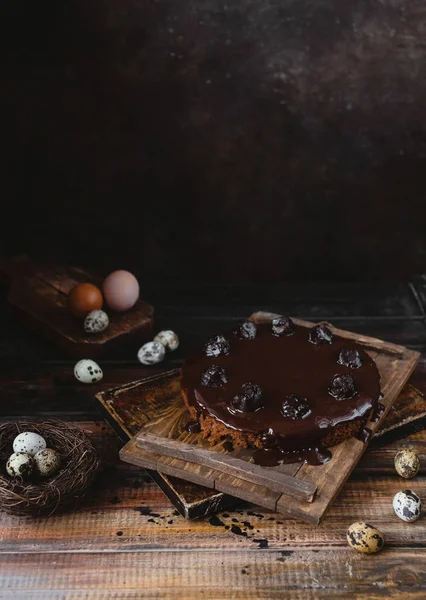 Chicken and quail eggs — Stock Photo