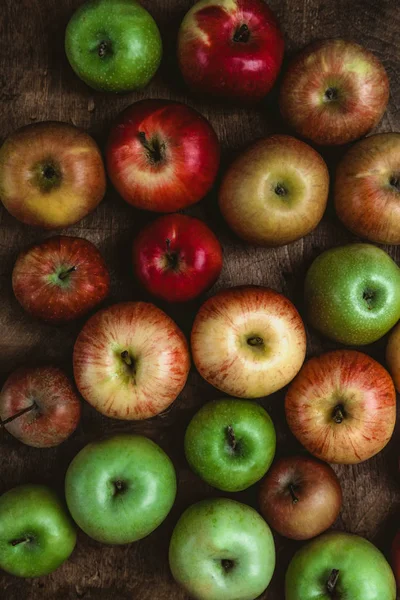 Vue de dessus de différentes pommes sur table rustique en bois — Photo de stock