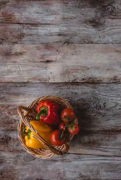 Pimientos y tomates cherry - foto de stock