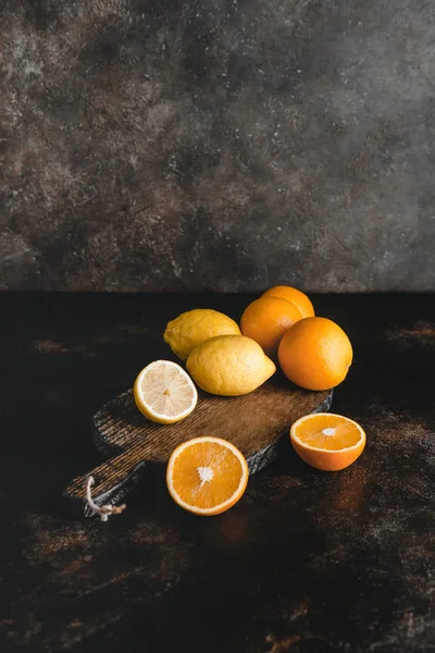 Oranges and lemons — Stock Photo