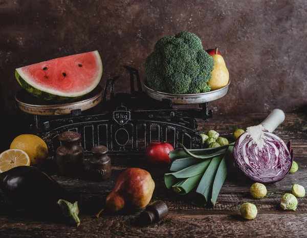 Close-up tiro de escalas, frutas e legumes diferentes em mesa de madeira rústica — Fotografia de Stock