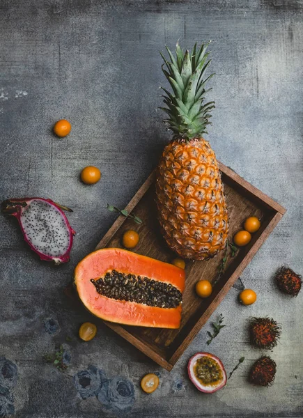 Pineapple and kumquats — Stock Photo