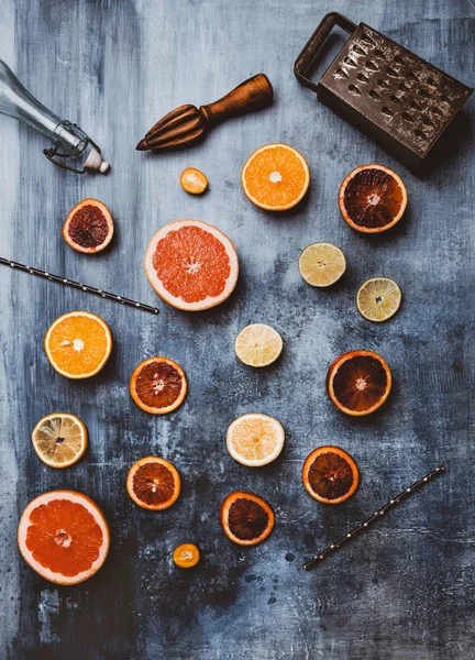 Vue de dessus du pressoir en bois, de la râpe, de la bouteille et des pailles à boire sur la table — Photo de stock