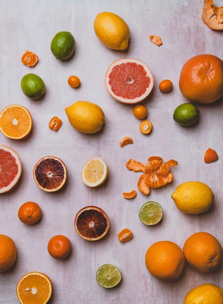 Grapefruits and lemons — Stock Photo