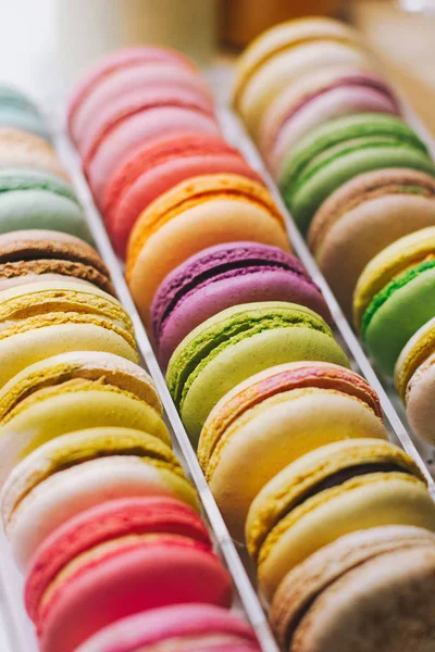 상자에 달콤한 다채로운 프랑스 Macarons의 — 스톡 사진