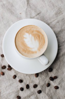 Beyaz Kupası kahve latte tablo ile yakın çekim fotoğraf